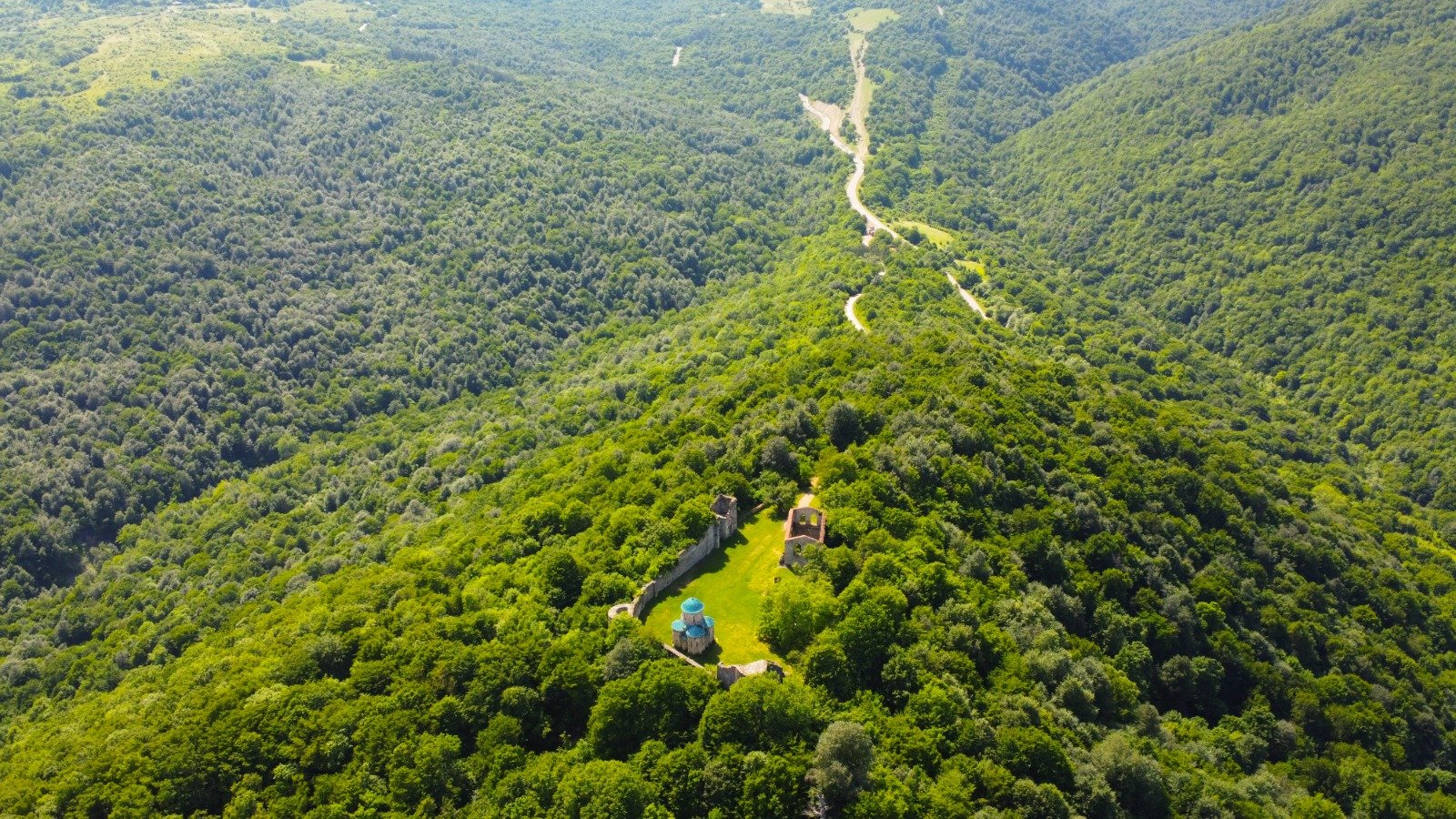 კვეტერა ტყით შემოსილ მთაზე / Kvetera amid forested mountains